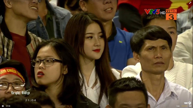 Xuất hiện thoáng qua trong trận U23 Việt Nam - U23 Thái Lan, cô gái khiến dân mạng không ngừng truy tìm - Ảnh 1.