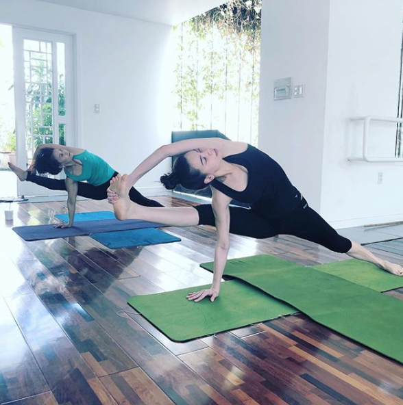 Sao nữ showbiz Việt khoe dáng gợi cảm khi tập yoga 16