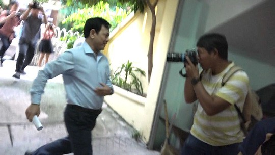 Ông Nguyễn Hữu Linh chạy thật nhanh vào phiên tòa xử dâm ô - Ảnh 1.