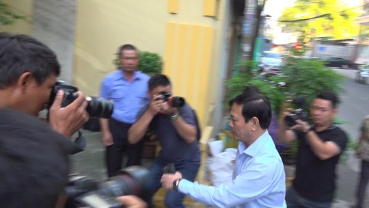 Ông Nguyễn Hữu Linh chạy thật nhanh vào phiên tòa xử dâm ô - Ảnh 2.