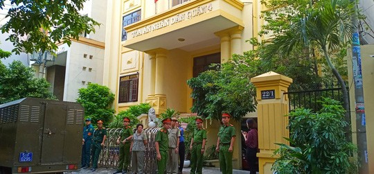 Ông Nguyễn Hữu Linh chạy thật nhanh vào phiên tòa xử dâm ô - Ảnh 3.