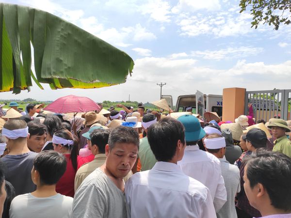 Với người dân xã Hồng Hà, từ trước tới nay họ chưa bao giờ chứng kiến sự mất mát nào đau thương như vậy.