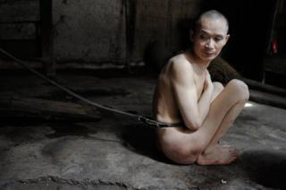 Người đàn ông bị xích trần truồng suốt 23 năm Người đàn ông bị xích trần truồng suốt 23 năm