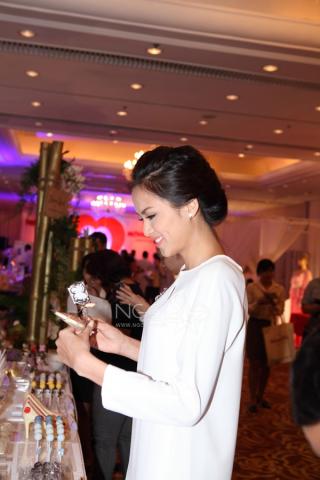 Kim Hiền 'hẹn hò' giải đồng siêu mẫu 2012 Công Tuấn đi chọn áo cưới Kim Hiền 'hẹn hò' giải đồng siêu mẫu 2012 Công Tuấn đi chọn áo cưới