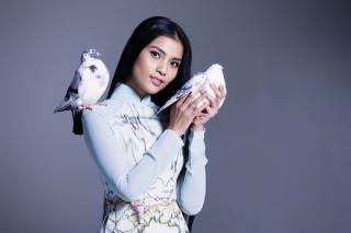 Trương Thị May khoe dáng thướt tha với áo dài 'độc'