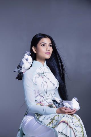 Trương Thị May khoe dáng thướt tha với áo dài 'độc'