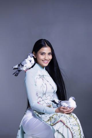 Trương Thị May khoe dáng thướt tha với áo dài 'độc'