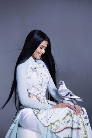 Trương Thị May khoe dáng thướt tha với áo dài 'độc'