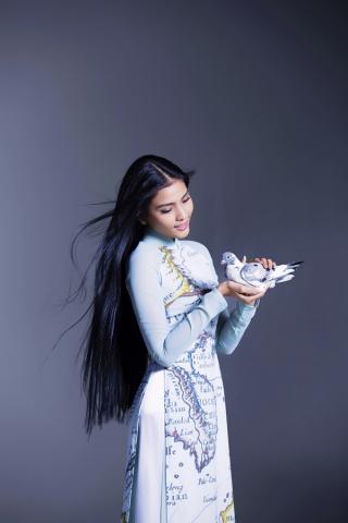 Trương Thị May khoe dáng thướt tha với áo dài 'độc'
