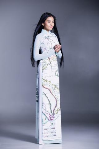 Trương Thị May khoe dáng thướt tha với áo dài 'độc'
