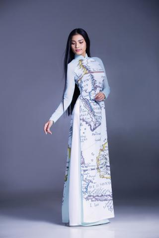 Trương Thị May khoe dáng thướt tha với áo dài 'độc'