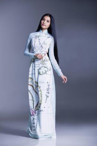 Trương Thị May khoe dáng thướt tha với áo dài 'độc'