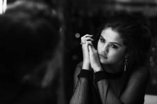 Selena Gomez trầm tư trong những khung hình đen trắng