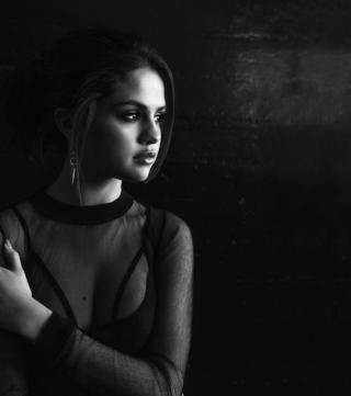 Selena Gomez trầm tư trong những khung hình đen trắng