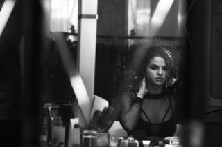 Selena Gomez trầm tư trong những khung hình đen trắng
