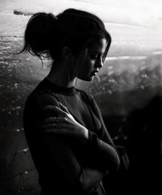 Selena Gomez trầm tư trong những khung hình đen trắng