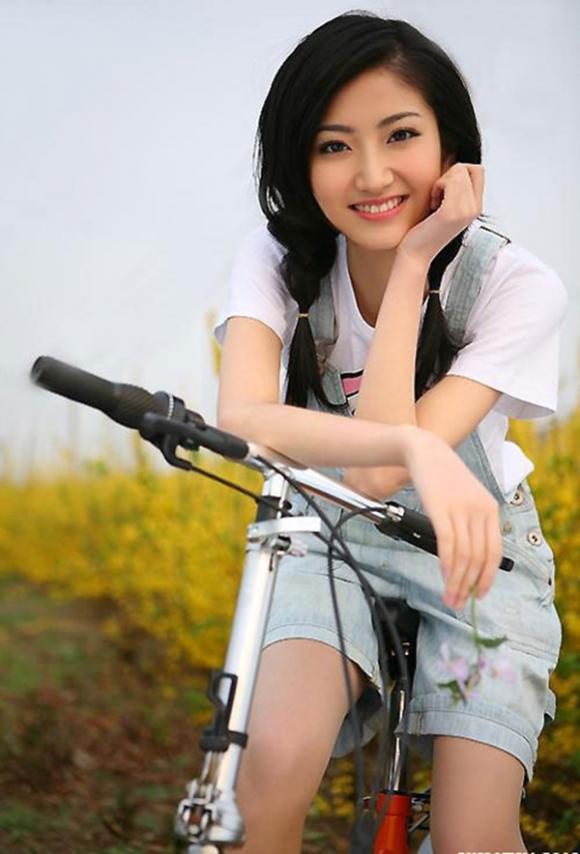 Chinese girl eeboart fan photos