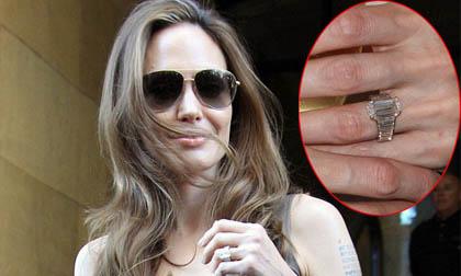 Angelina Jolie tháo nhẫn đính hôn của Brad Pitt