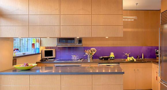 3 purple back painted Cùng nhìn qua những mẫu kính tường bắt mắt cho phòng bếp