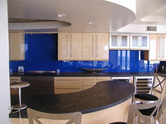 4 blue color backsplash Cùng nhìn qua những mẫu kính tường bắt mắt cho phòng bếp