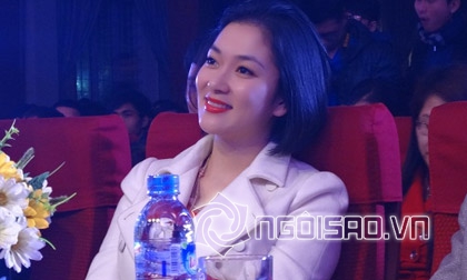 Hoa hậu Nguyễn Thị Huyền giản dị ngày trở về trường cũ