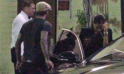 David Beckham ga lăng mở cửa xe cho vợ Victoria