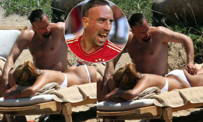 Cầu thủ Ribery hồn nhiên cởi quần bơi, massage cho vợ giữa bãi biển