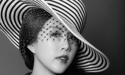 Hoa hậu Thu Hoài gây ấn tượng với ảnh đen trắng