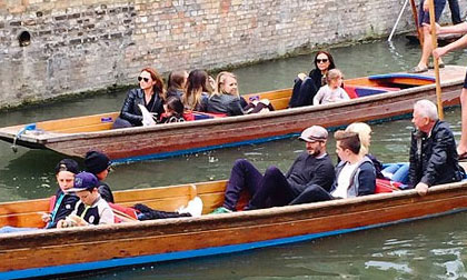 Gia đình Becks gây chú ý khi ngồi thuyền dạo sông
