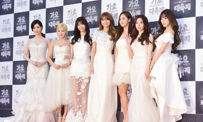 Những bộ đầm đẹp mê ly của mỹ nhân Hàn nhìn như váy cưới