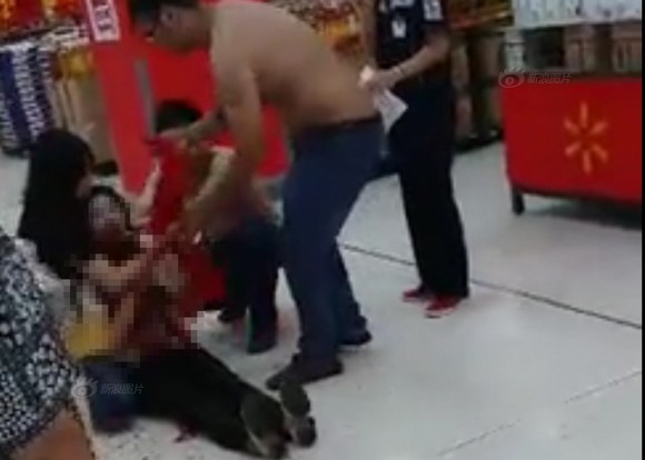 Kinh hoàng thiếu nữ xinh đẹp bị cắt cổ họng giữa siêu thị đông người 2