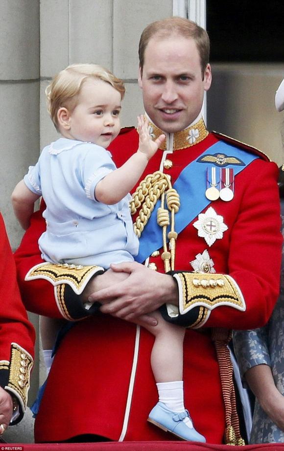 Hoàng tử George giống bố 2