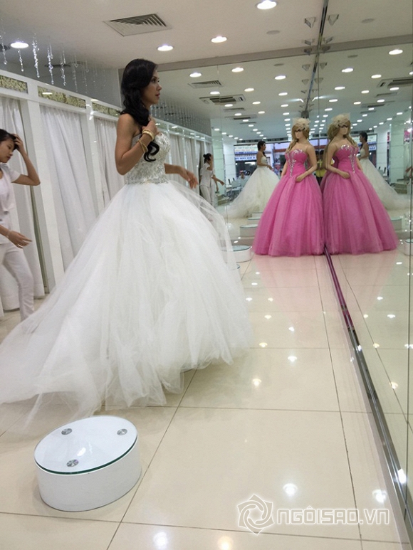 Bắt gặp Việt Trinh đi thử váy cưới  5