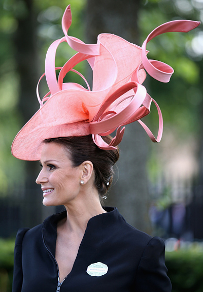 Ấn tượng với những chiếc mũ độc đáo của phụ nữ hoàng gia Anh 10