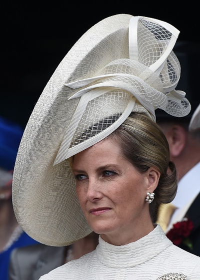 Ấn tượng với những chiếc mũ độc đáo của phụ nữ hoàng gia Anh 1