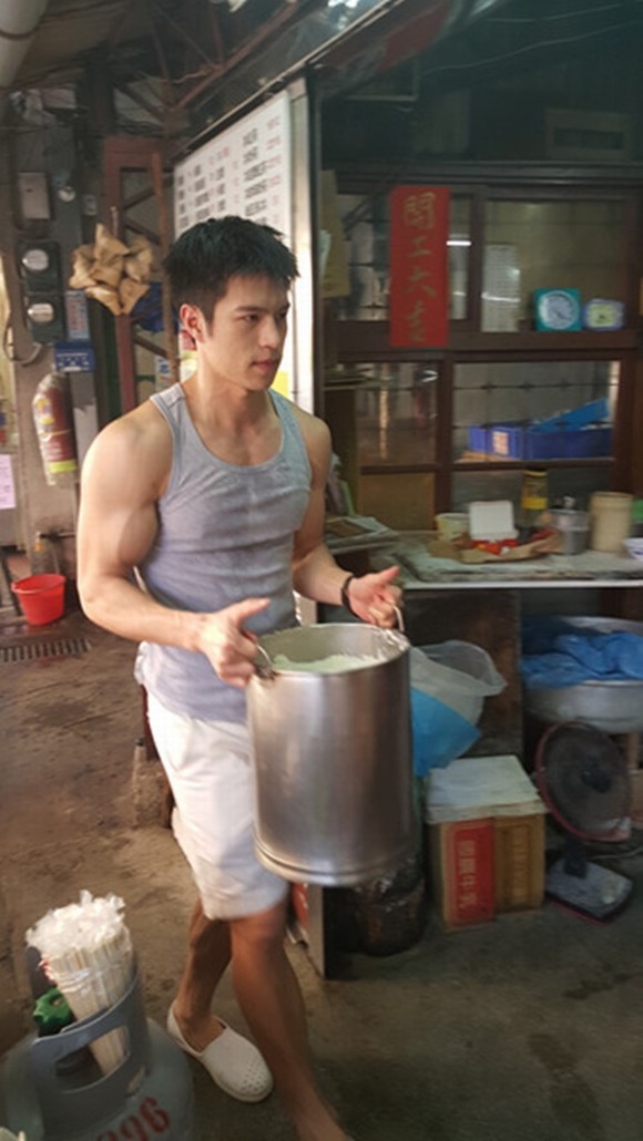 Hotboy bụng 6 múi  bán tào phớ gây sốt giới trẻ khi tới Thái Lan 1