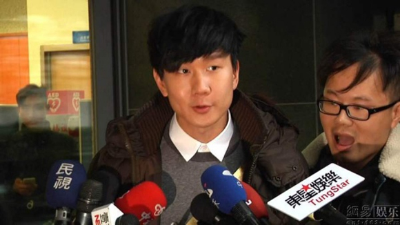 Nam ca sĩ Đài Loan bất ngờ bị đánh túi bụi giữa họp báo 2