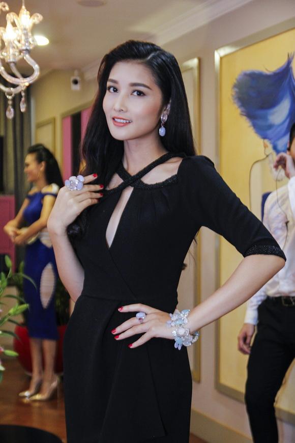 Triệu Thị Hà dự triển lãm kim cương 7