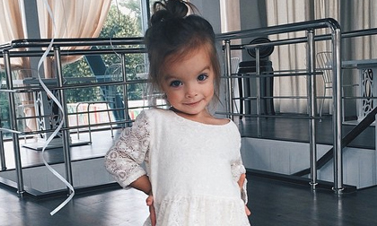Em bé Nga 2 tuổi rưỡi 'gây sốt' vì mặc đẹp như người mẫu