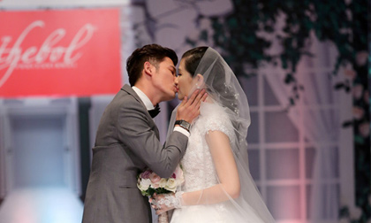 Huy Khánh và Mạc Anh Thư trao nụ hôn ngọt ngào trên sàn diễn