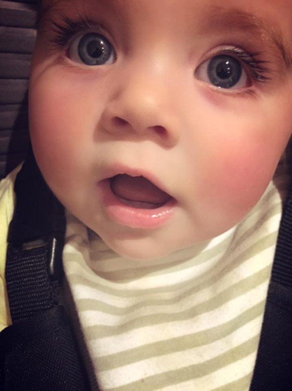 Em bé 8 tháng tuổi mê hoặc thế giới bởi vẻ đẹp thiên thần 0