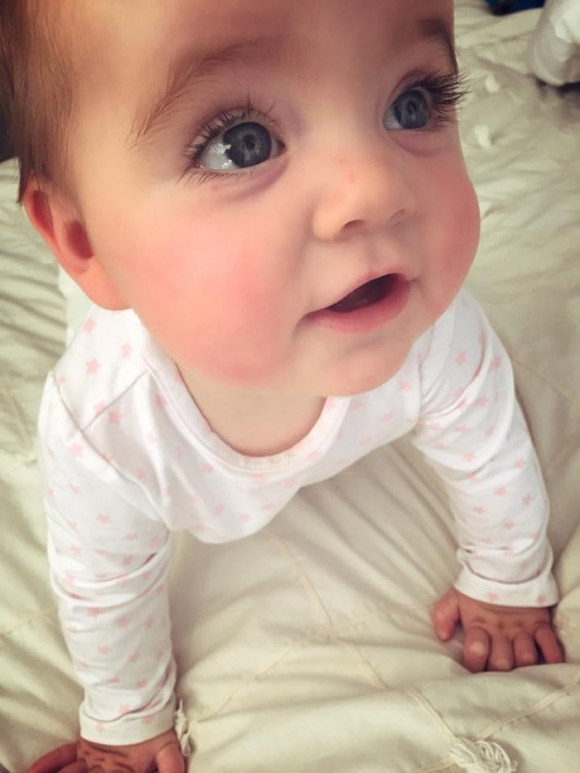 Em bé 8 tháng tuổi mê hoặc thế giới bởi vẻ đẹp thiên thần 4
