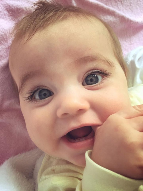Em bé 8 tháng tuổi mê hoặc thế giới bởi vẻ đẹp thiên thần 7