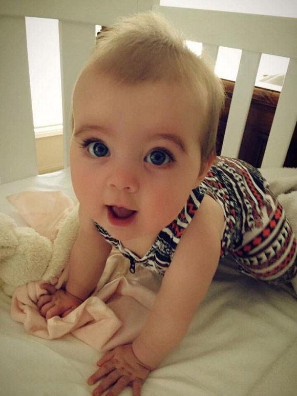 Em bé 8 tháng tuổi mê hoặc thế giới bởi vẻ đẹp thiên thần 8