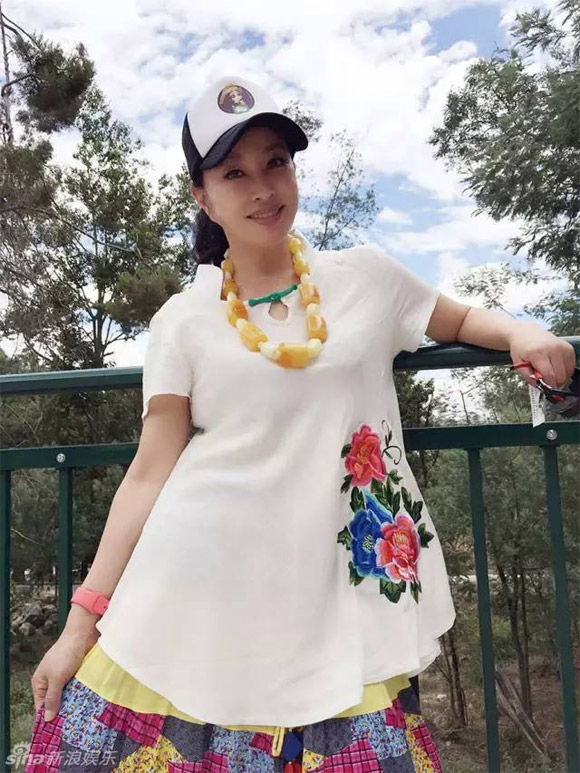Lưu Hiểu Khánh ăn mặc lòe loẹt 3