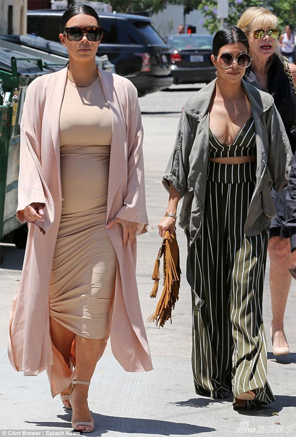 Kim Kardashian bị chê mặc xấu khi mang bầu 1