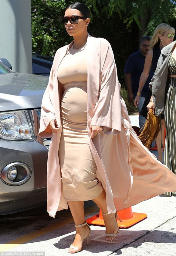 Kim Kardashian bị chê mặc xấu khi mang bầu 4