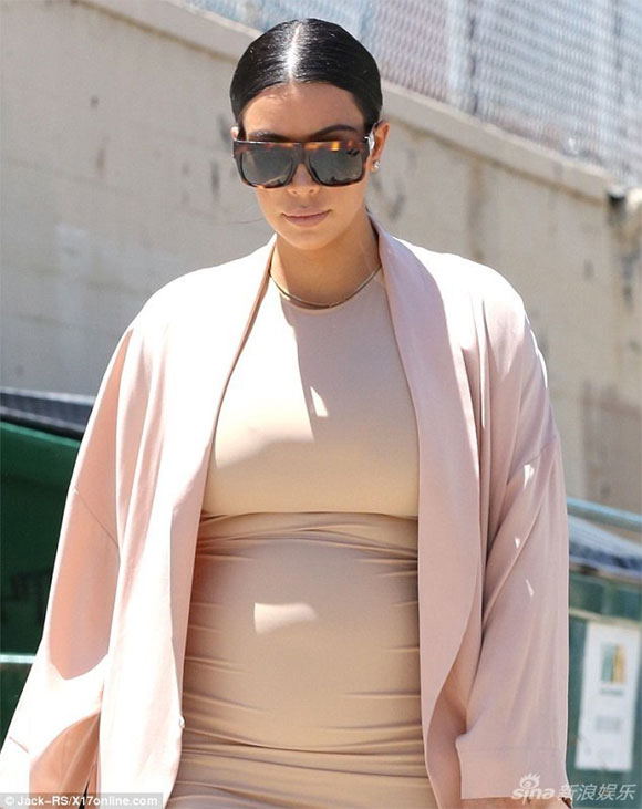 Kim Kardashian bị chê mặc xấu khi mang bầu 5
