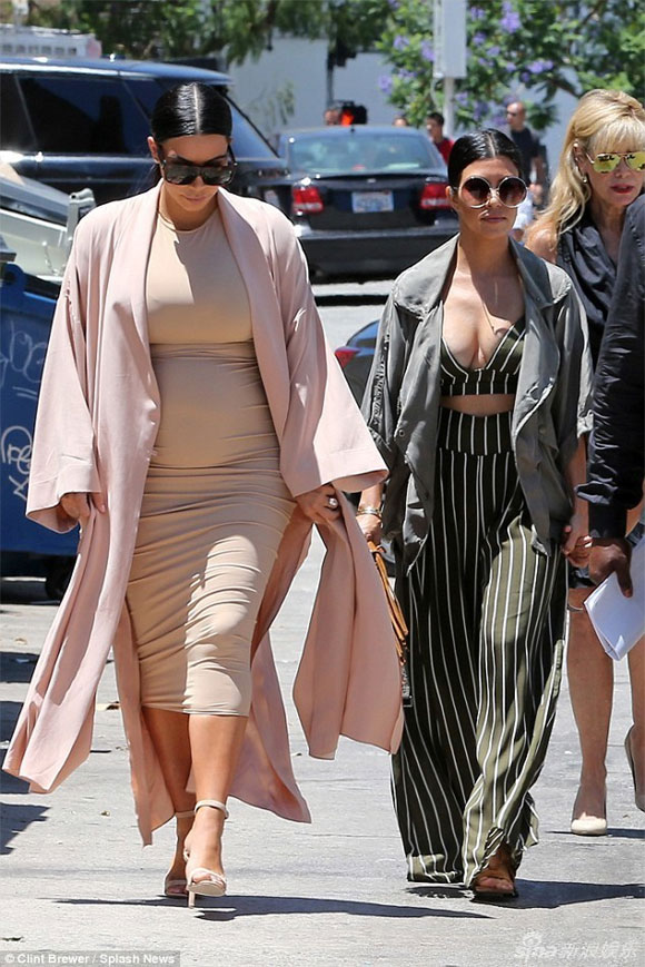 Kim Kardashian bị chê mặc xấu khi mang bầu 0