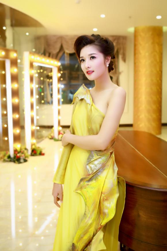 Triệu Thị Hà mặc áo dài cách tân kêu gọi đấu giá từ thiện 5